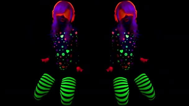 Mujer Atractiva Auriculares Fluorescentes Posando Sobre Fondo Negro — Vídeos de Stock
