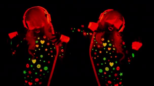 Femme Attrayante Dans Les Écouteurs Fluorescents Posant Sur Fond Noir — Video