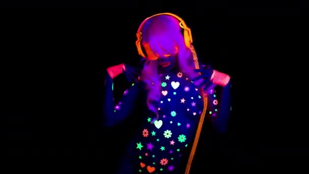 Donna Attraente Cuffie Fluorescenti Posa Sfondo Nero — Video Stock