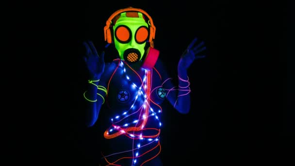 Fluoreszierende Gogo Tänzerin Tanzt Mit Gasmaske — Stockvideo