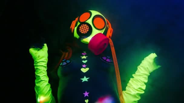 Φθορισμού Γυναίκα Χορεύτρια Gogo Χορούς Φορώντας Μια Μάσκα Αερίων — Αρχείο Βίντεο