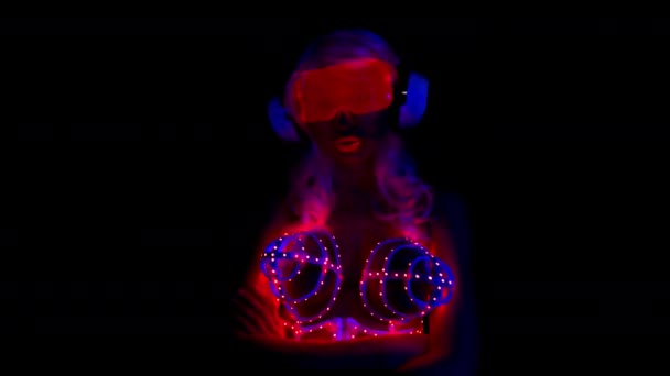 Sexy Vrouw Roze Led Korset Zwarte Achtergrond — Stockvideo