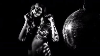 Çıplak kadın bir disko topu dans