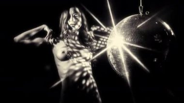 Çıplak kadın bir disko topu dans