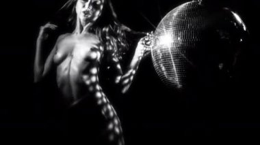 Çıplak kadın bir disko topu dans