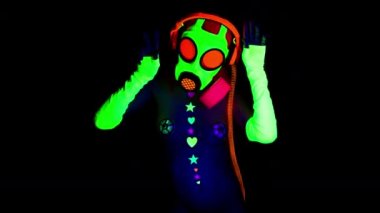 bir gaz maskesi giyen uv floresan kadın gogo dans dans 