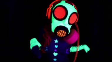 bir gaz maskesi giyen uv floresan kadın gogo dans dans 