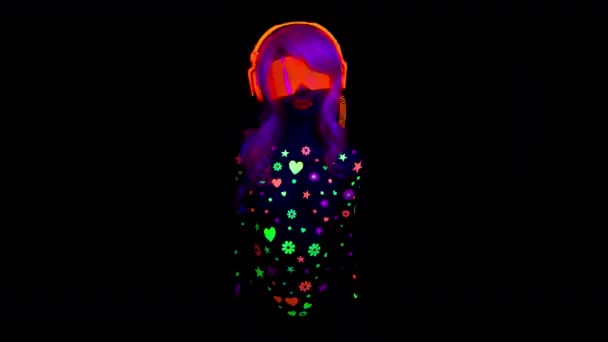 Mujer Atractiva Auriculares Fluorescentes Posando Sobre Fondo Negro — Vídeos de Stock