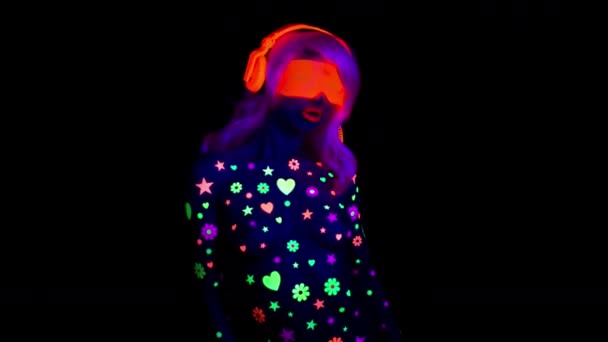 Mujer Atractiva Auriculares Fluorescentes Posando Sobre Fondo Negro — Vídeos de Stock