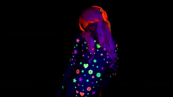 Mujer Atractiva Auriculares Fluorescentes Posando Sobre Fondo Negro — Vídeo de stock