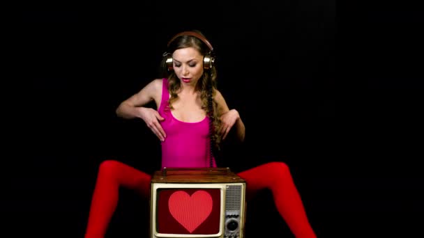 Сексуальная Крутая Женщина Позирует Танцует Винтажным Телевизором Экране Появляется Страстное — стоковое видео