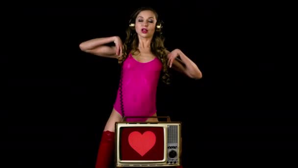 Sexy Cool Vrouw Poseren Dansen Met Een Vintage Televisie Een — Stockvideo