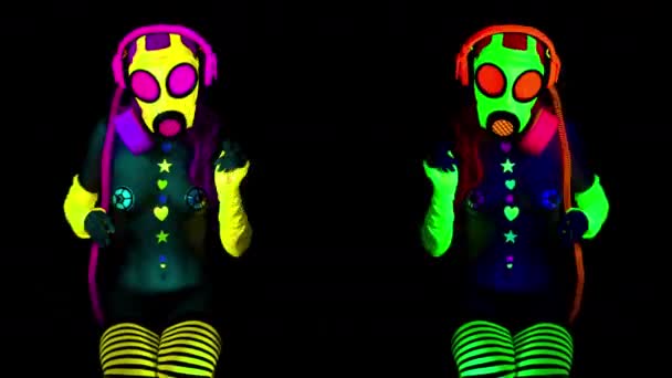 Vrouwen Dragen Fluorescerend Gas Masker Dansen Zwarte Achtergrond — Stockvideo