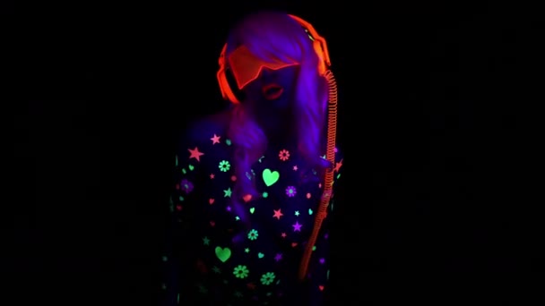 Donna Attraente Cuffie Fluorescenti Posa Sfondo Nero — Video Stock