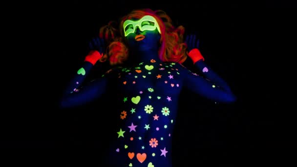 Erstaunliche Frau Lumineszenzlicht Posiert Auf Schwarzem Hintergrund — Stockvideo