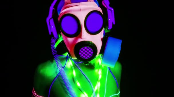 Fluorescent Femme Gogo Danseuse Danses Portant Masque Gaz — Video