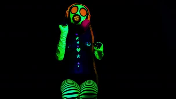 Mujer Vestida Con Máscara Gas Fluorescente Bailando Sobre Fondo Negro — Vídeo de stock