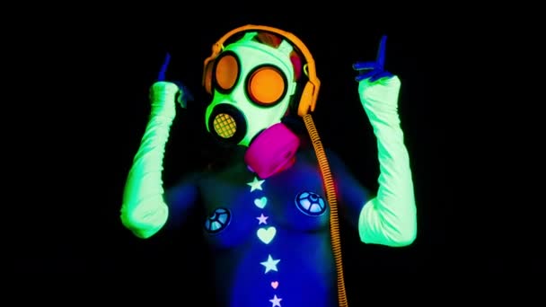 ガスマスクを身に着けている 蛍光ゴーゴー ダンサー ダンス — ストック動画