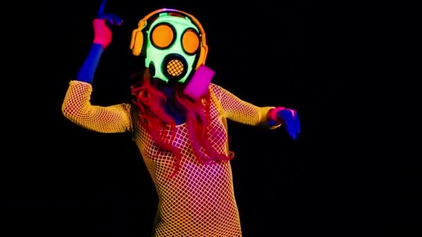 Fluoreszierende Gogo Tänzerin Tanzt Mit Gasmaske — Stockvideo