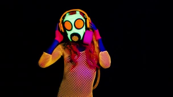 Ballerine Gogo Fluorescenti Indossano Una Maschera Antigas — Video Stock