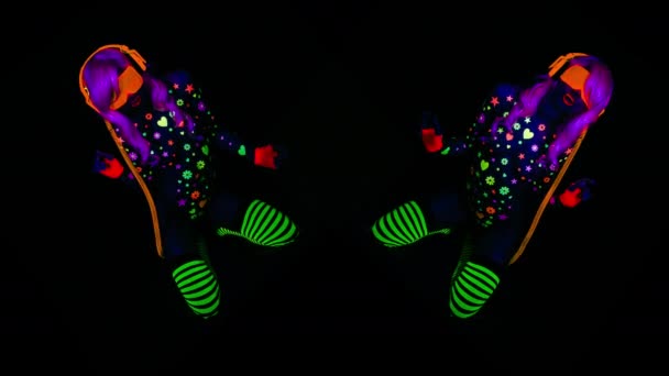 Kızdırma uv neon disko seksi kadın cyber bebek — Stok video