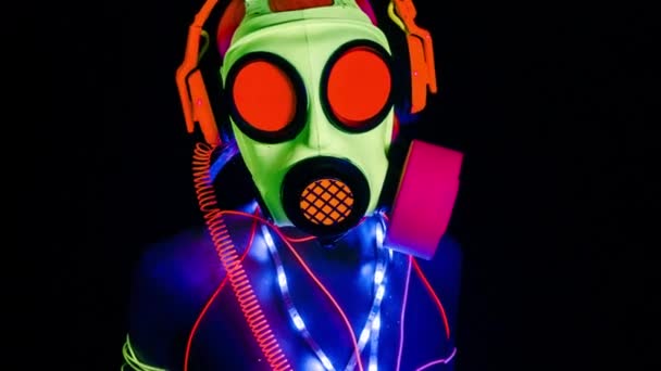 紫外线荧光女舞者跳舞戴防毒面具 — 图库视频影像