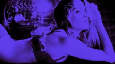 Kadın iç çamaşırı yakınındaki bir disko topu poz çarpıcı seksi disko kadının 4k vurdu