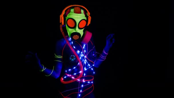 Fluoreszierende Gogo Tänzerin Tanzt Mit Gasmaske — Stockvideo