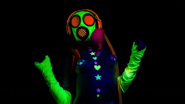 Fluoreszierende Gogo Tänzerin Tanzt Mit Gasmaske — Stockvideo