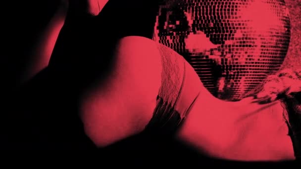 Знімок Приголомшливої Сексуальної Диско Жінки Позує Спідній Білизні Біля Диско — стокове відео