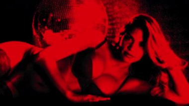 Kadın iç çamaşırı yakınındaki bir disko topu poz çarpıcı seksi disko kadının 4k vurdu