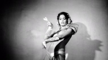 inanılmaz seksi kadın dansları parlak gümüş kostümlü