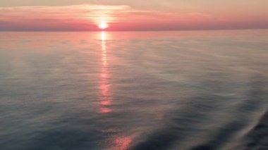 Akdeniz'de bir tekneden filme denizde ufukta güzel gün doğumu