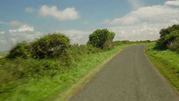 Снимок Камеры Прикрепленной Передней Части Транспортного Средства Движущегося Небольшим Сельским — стоковое видео