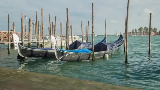 船と運河の街 ベネチアのゴンドラ — ストック動画