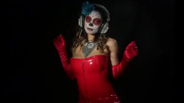 özel tasarlanmış şeker kafatası Meksika günü siyah arka plan üzerine ölü yüz makyaj ile güzel kadın