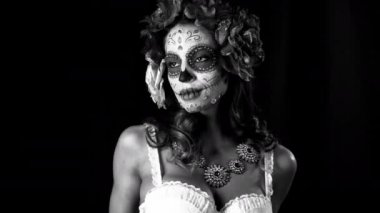 özel tasarlanmış şeker kafatası Meksika günü siyah arka plan üzerine ölü yüz makyaj ile güzel kadın