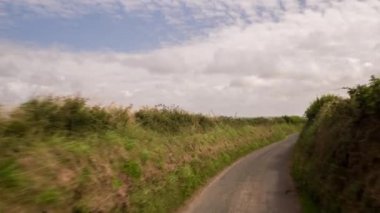 4k Galler'de küçük kırsal şerit üzerinde sürüş bir aracın ön bağlı kameradan vurdu