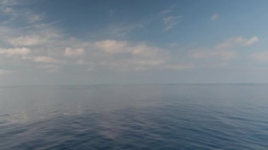 Akdeniz'de bir tekneden filme denizde ufukta güzel gün doğumu