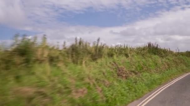 ウェールズの小さな田舎車線走行車の前面に装着されたカメラからのショット — ストック動画