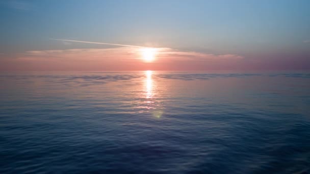 un beau lever de soleil à l'horizon en mer filmé depuis un bateau en Méditerranée 