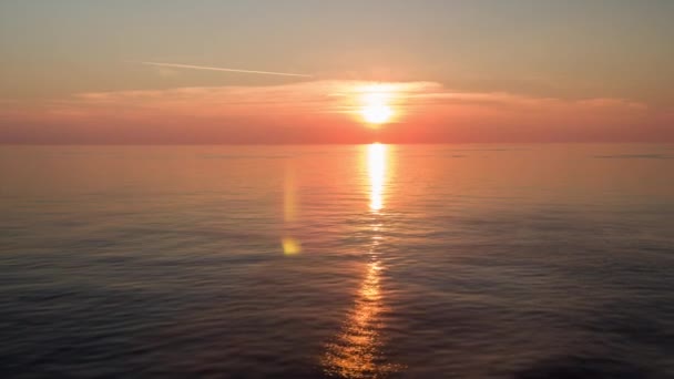 un beau lever de soleil à l'horizon en mer filmé depuis un bateau en Méditerranée 