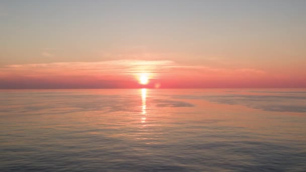 natočil krásný východ slunce na obzoru na moři z lodi ve Středozemním moři