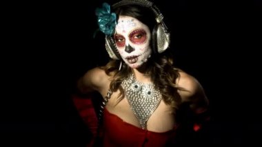 özel tasarlanmış şeker kafatası Meksika günü siyah arka plan üzerine ölü yüz makyaj ile güzel kadın