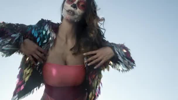 Bela Mulher Com Personalizado Projetado Doce Crânio Mexicano Dia Cara — Vídeo de Stock