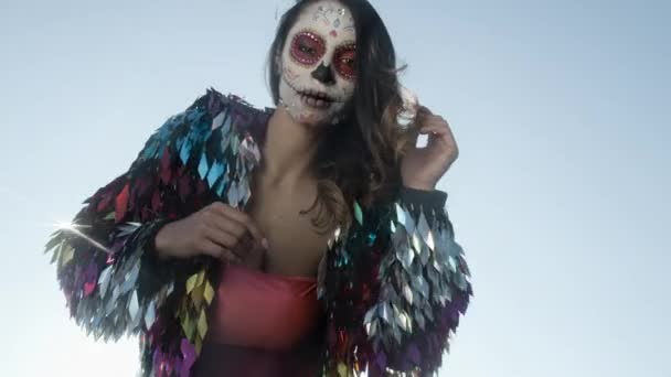 Vacker Kvinna Med Anpassade Utformade Godis Skalle Mexikanska Dag Döda — Stockvideo