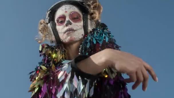 美丽的女子和自定义设计的糖果头骨墨西哥一天的张死人的脸化妆 — 图库视频影像