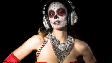 özel tasarlanmış şeker kafatası Meksika günü siyah arka plan üzerine ölü yüz makyaj ile güzel kadın