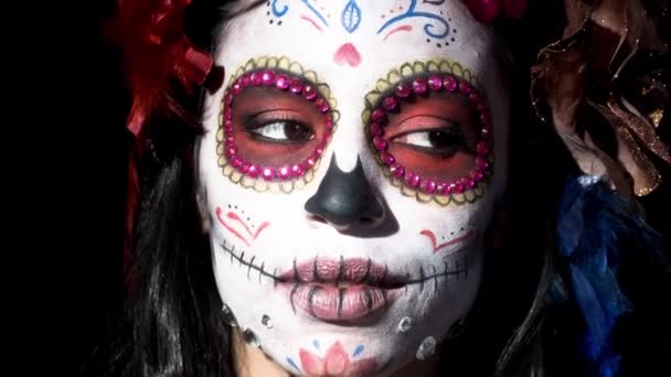 黒の背景には メイクアップの死んだ顔のカスタム設計されたキャンディ頭蓋骨メキシコ日と美しい女性 — ストック動画