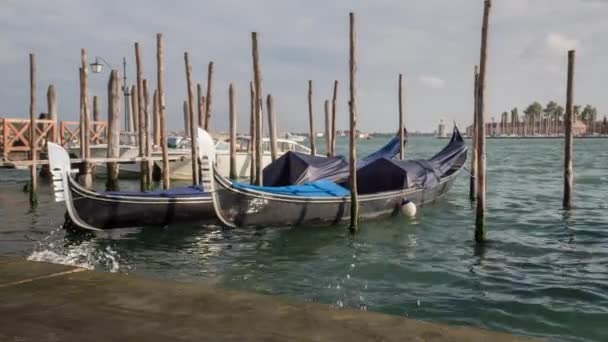 威尼斯运河城的小船和吊船 — 图库视频影像